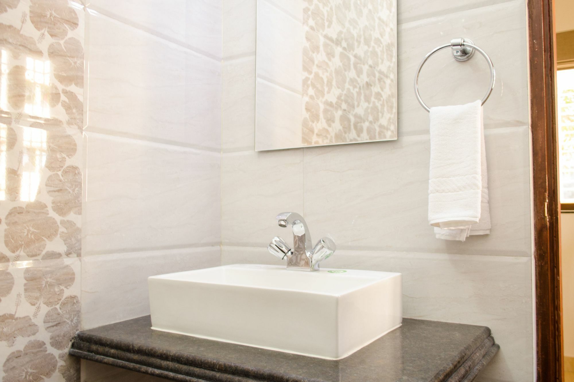 Oyo 7187 Earth Aromaa Hotel Колката Екстериор снимка